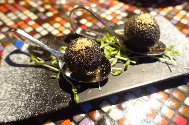 黑色的外表賣相似擂沙湯圓,皮薄入口軟糯,可算是咸水角的變奏版