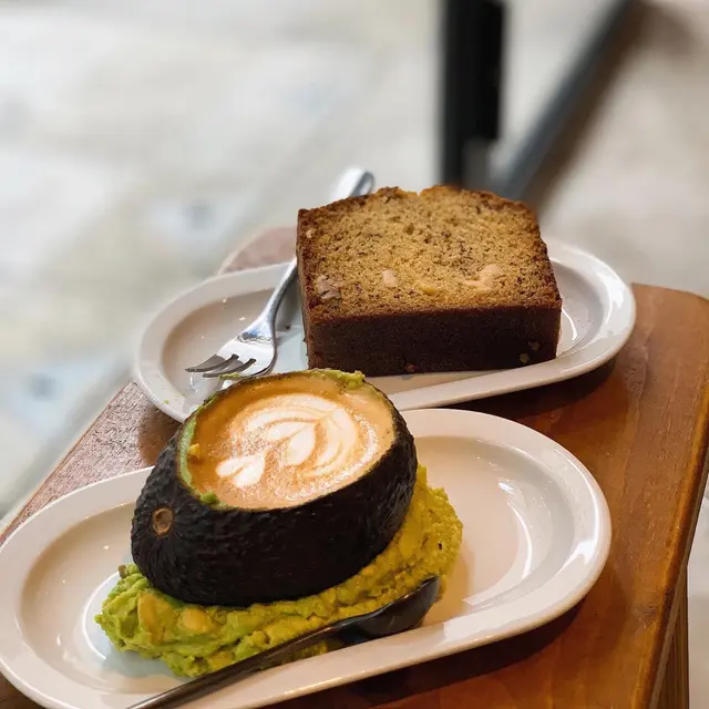 Avolatte  &  Banana  cake