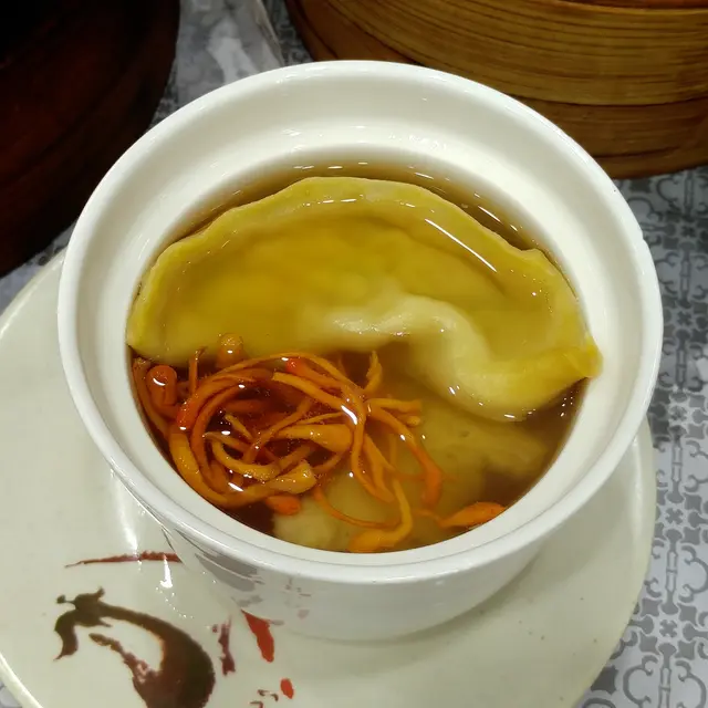 很足料，餃很大隻，有塊花膠係底，湯飲落應該係無味精，很正!