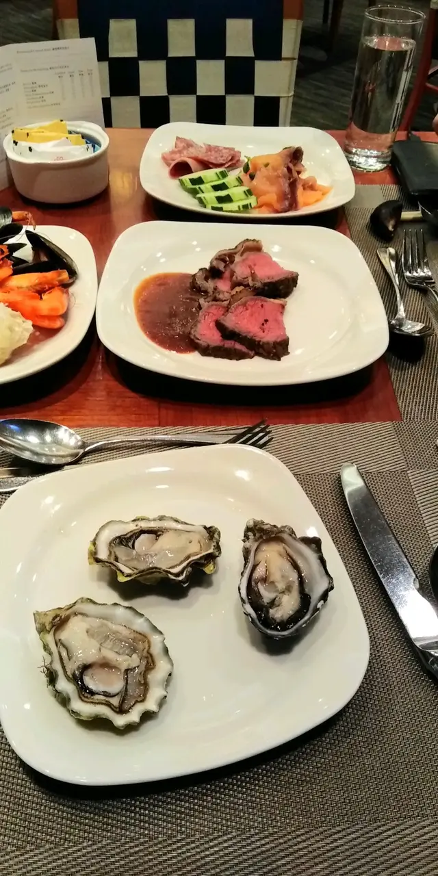 我是第一次在這裡食自助餐，環境好舒服，不會太多人，當日是朋友生日去，住一晚晚仲有7折，款式都有好多，我最愛是生蠔，雖然不是太肥美，都幾好，可能沖洗得太過，沒有左蠔的本身味道，其他食物都好好味。👍👍