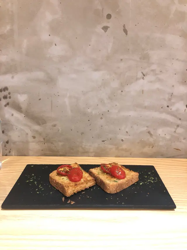 美式橄欖油漬蕃茄乾 · 蒜蓉多士