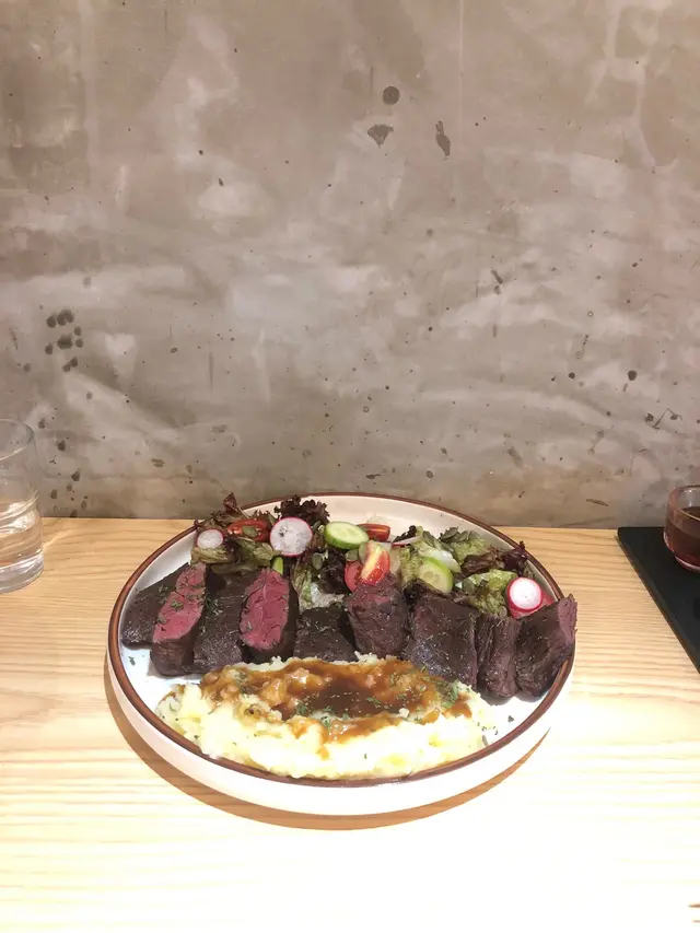 慢煮安格斯腹肉牛扒 (12oz) 配薯蓉