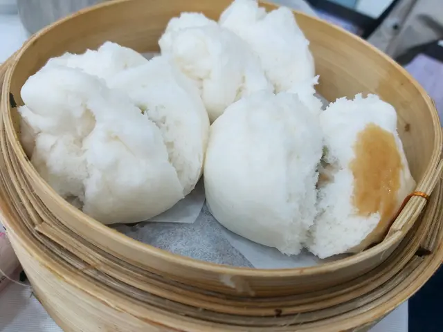 雖然包鬆軟，味道也OK，但不算熱，且沾了其他食物的汁