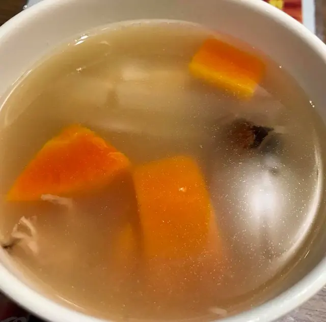 青紅蘿蔔豬骨湯