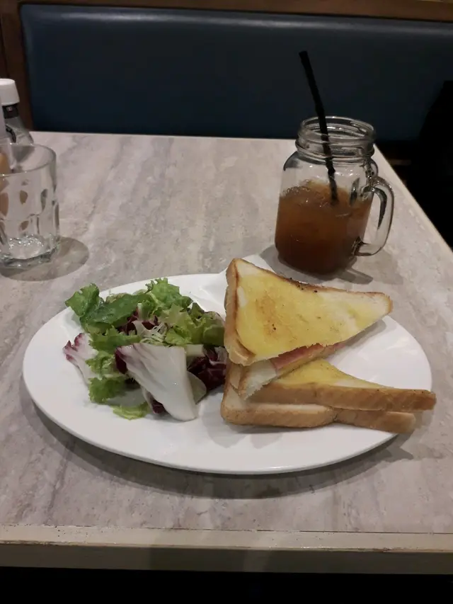 扒芝士火腿三文治配沙律