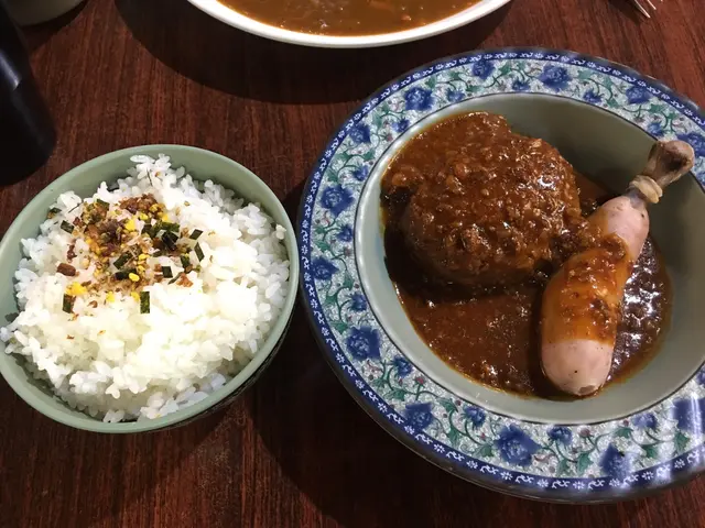 肉醬漢堡扒配有骨腸