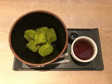 Maccha Warabi-Mochi served with Tea
