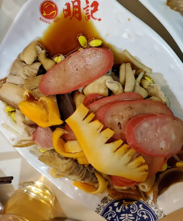 每枱消費滿$300，就送一碟鹵水雜拼