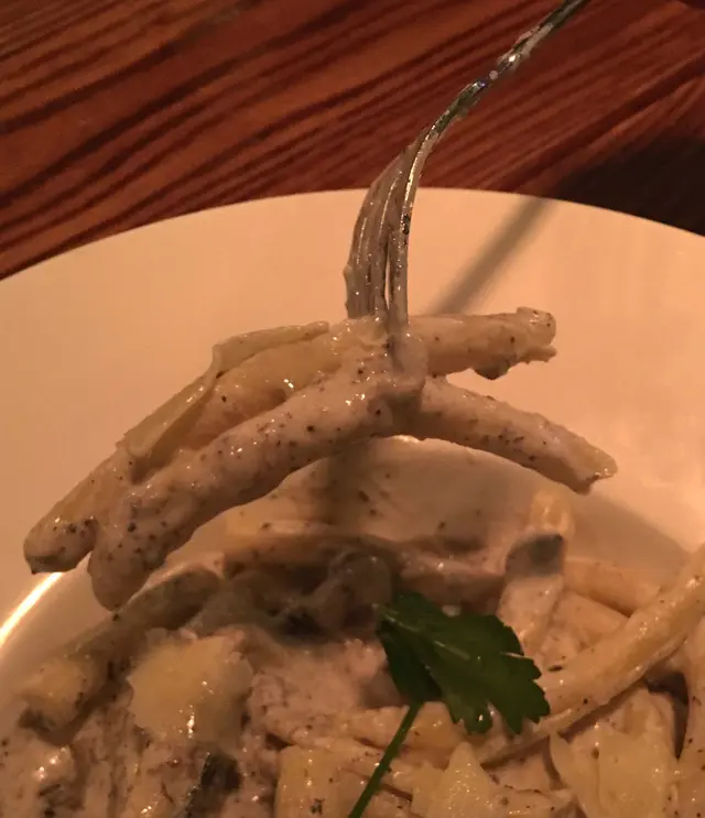 黑松露大蘑菇手捲粉配巴馬臣芝士