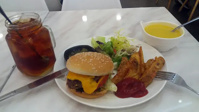 頂級安格斯牛肉漢堡配凍飲