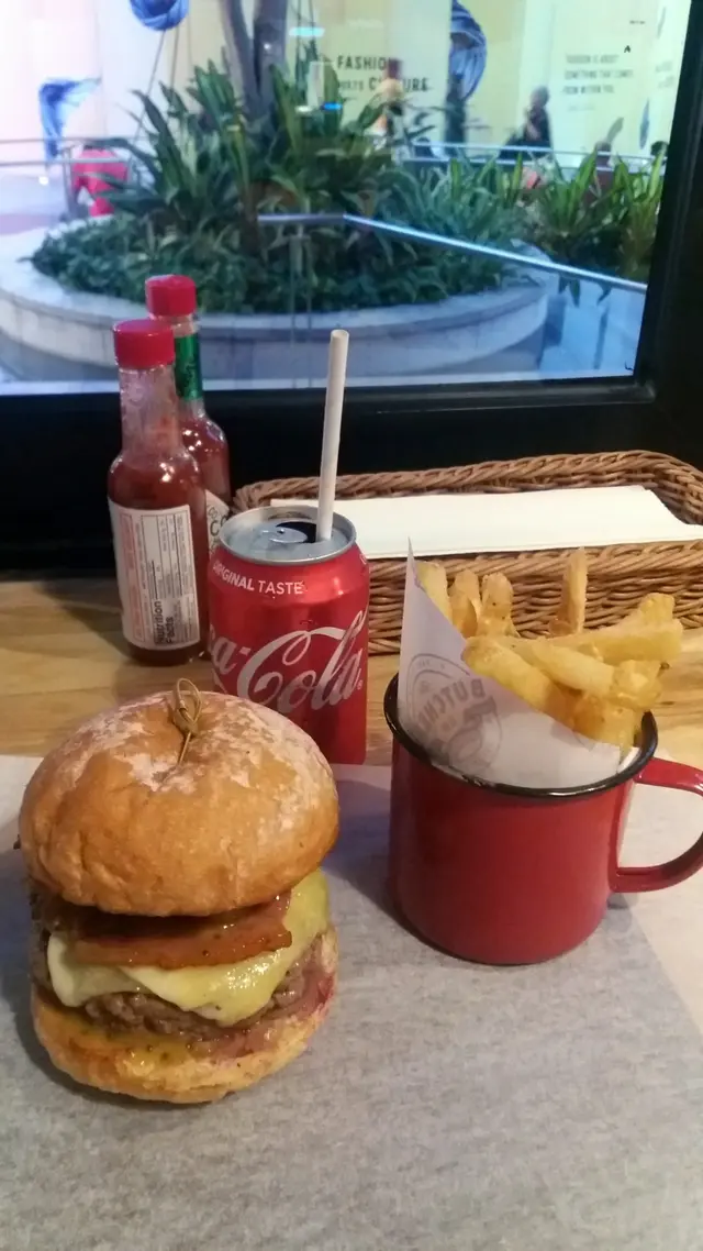 小鎮豬牛堡 配薯條可樂