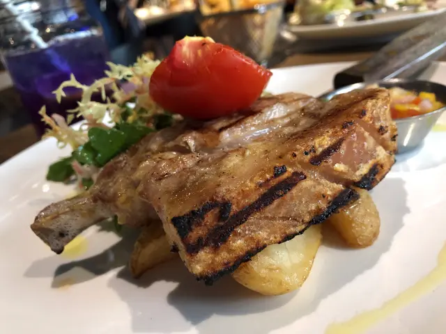 烤連骨豬扒配鮮果沙沙醬