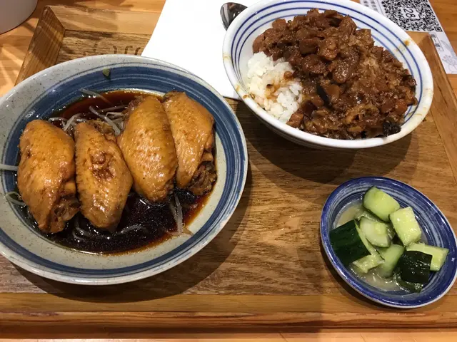 鹵水雞翼拼魯肉飯