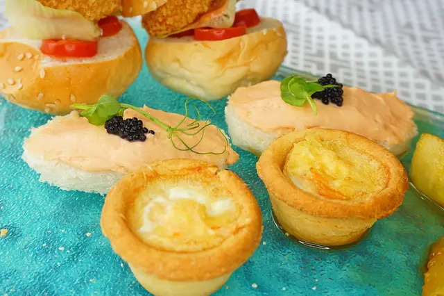 迷你蟹肉蛋撻、煙三文魚慕絲 配 水瓜柳 及 黑魚子