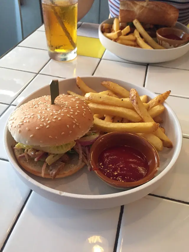 奇津手撕雞漢堡配薯條