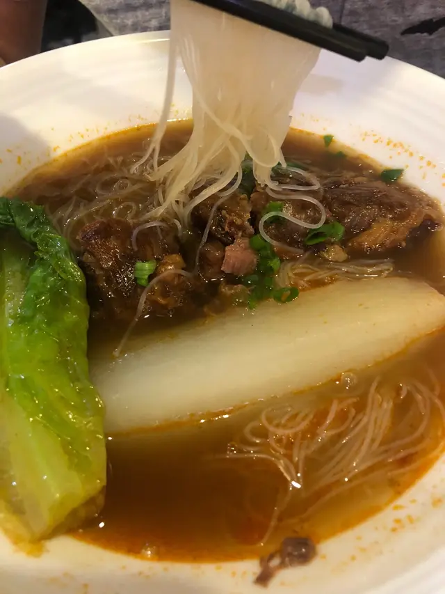 牛肉味道濃郁,配上台灣的新竹米粉吸收湯底精華,比起麵更加為出色