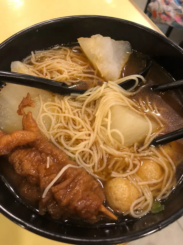 三餸車仔麵，有蘿蔔，陳皮魚蛋同埋鳳爪，蘿蔔10分推薦，煮得10分入味，蘿蔔最出色