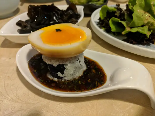 流心蛋配黑魚子醬厚切茄子