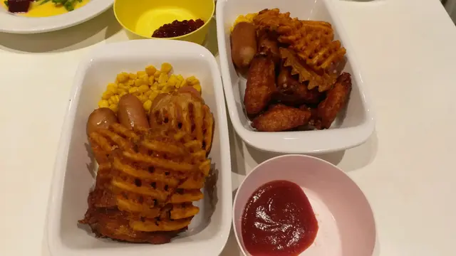 小食拼盤，炸薯格，肥雞肉腸，炸雞翼