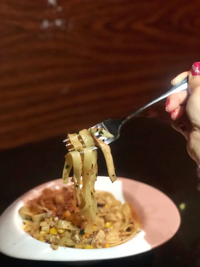 蒜香黑松露炒什菌闊條麵 