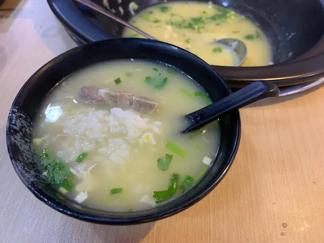 到最後加入香蔥、菜脯吊味,
薈海鮮精華於一身嘅靚粥就完全了~
鮮甜,仲有米香,不錯!👍🏻