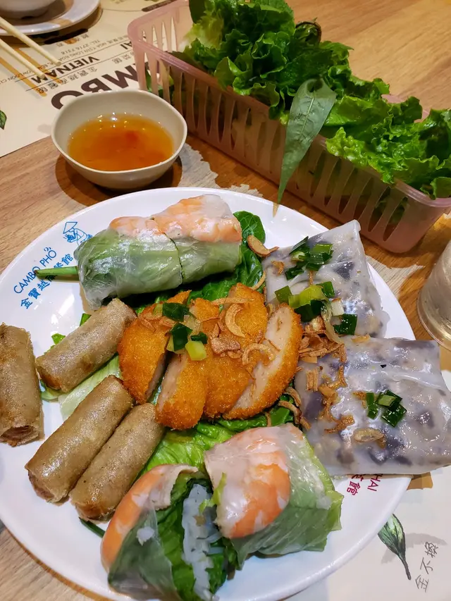 一定要配合香草和醬汁一齊食，正