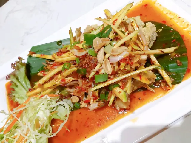 泰式脆香盲鰽配青芒果沙律