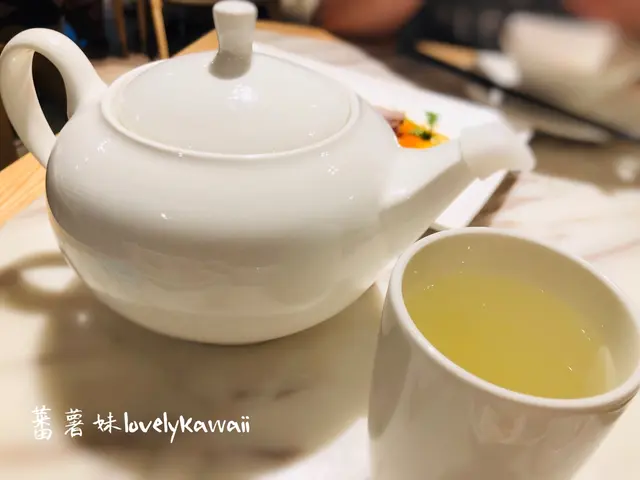 一坐低，阿姐就走埋嚟介紹呢個係杞子菊花茶