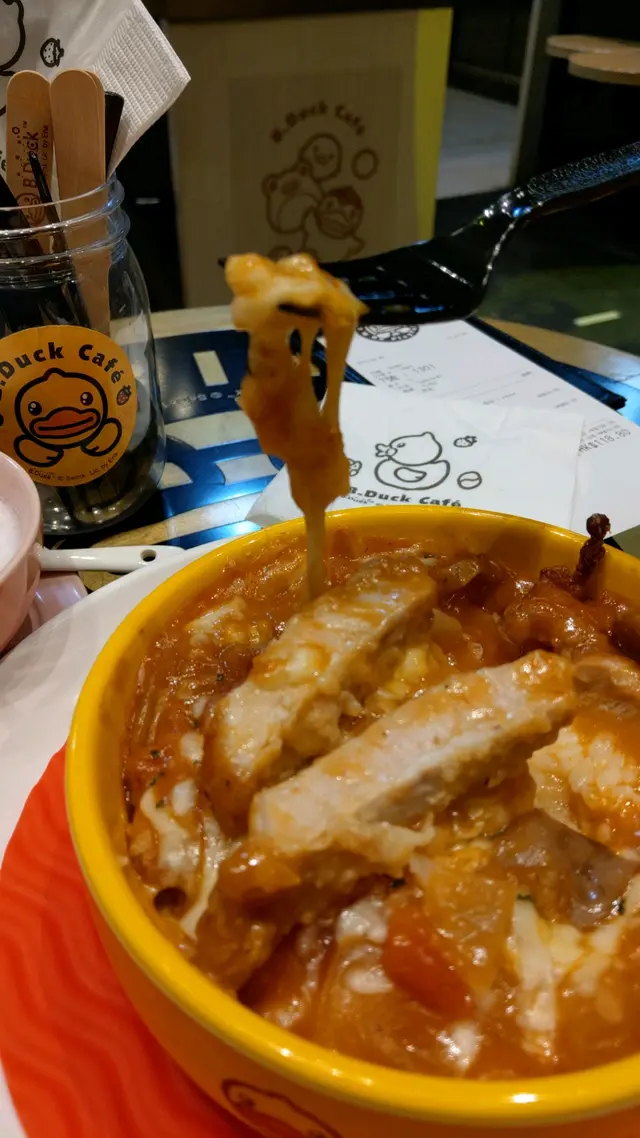 加入切條又入味的炸豬扒，蕃茄、茄子、菠蘿...等，口味豐富