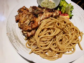 香草鸡扒配即炒意粉