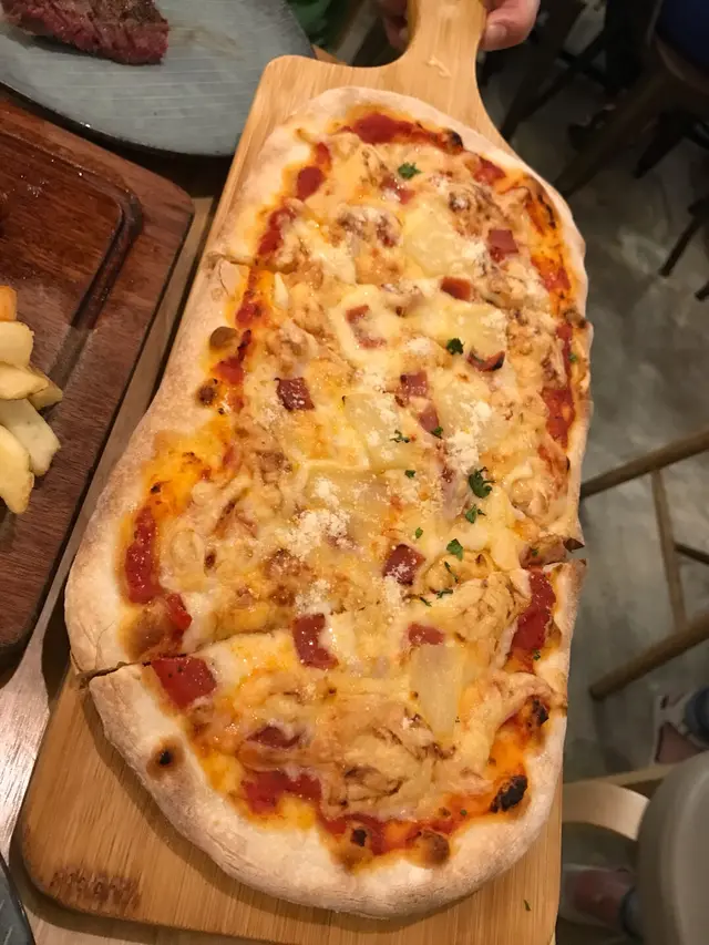 薄餅底、餅邊脆、料唔係咁多，但係好食既