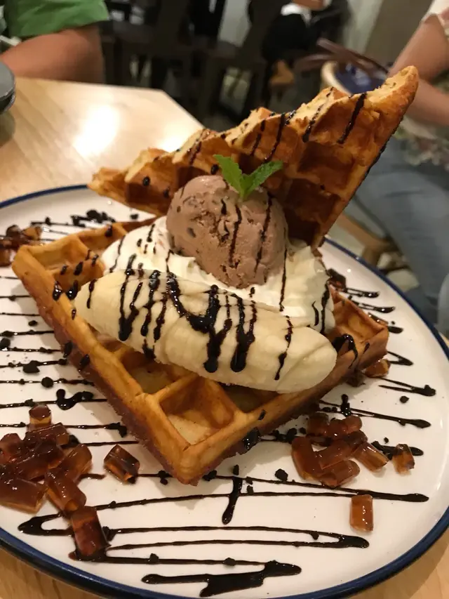 窩夫好脆，新鮮製作，朱古力雪糕內有朱古力粒，旁邊的是黑糖味啫喱，唔錯