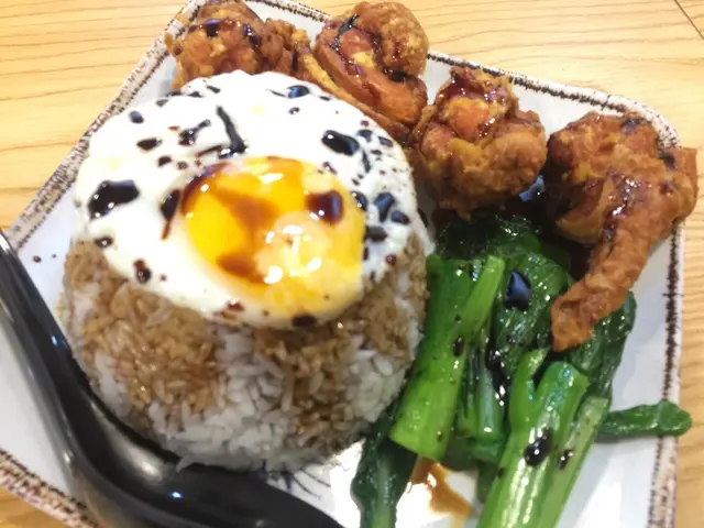 秘制酥炸鸡球煎蛋饭