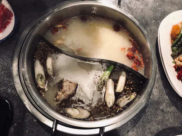 韓風人參雞鍋 / 黑蒜油豬骨鍋