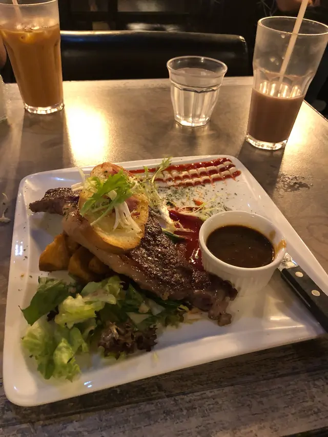 煙肉西冷配蒜蓉法包薯菜