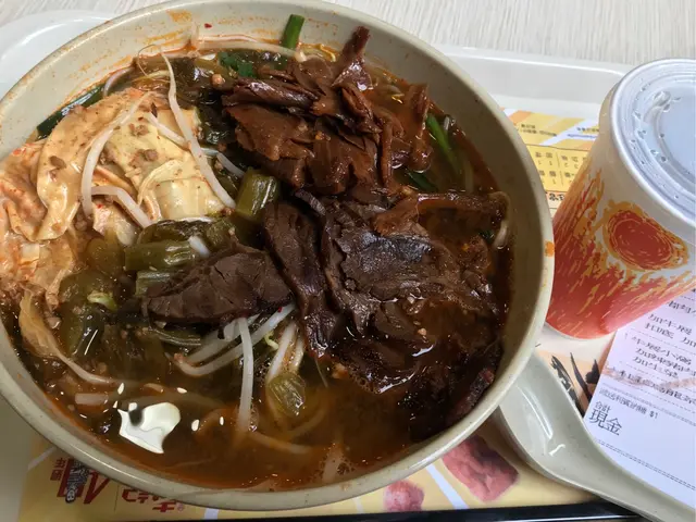 酸辣招牌辣豬肉牛展生菜米粉