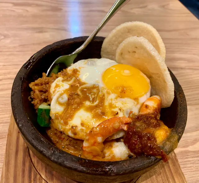 有2串串燒,是豬肉和雞肉