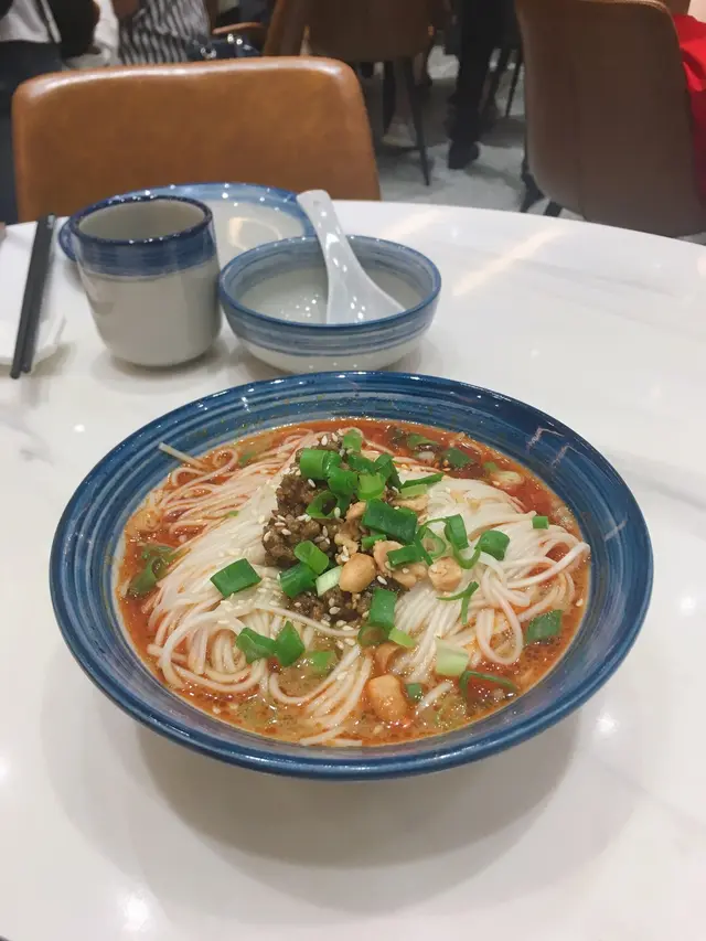 個人認為最好食嘅。湯底十分之濃味。有少許肉碎花生碎。令人一口接一口