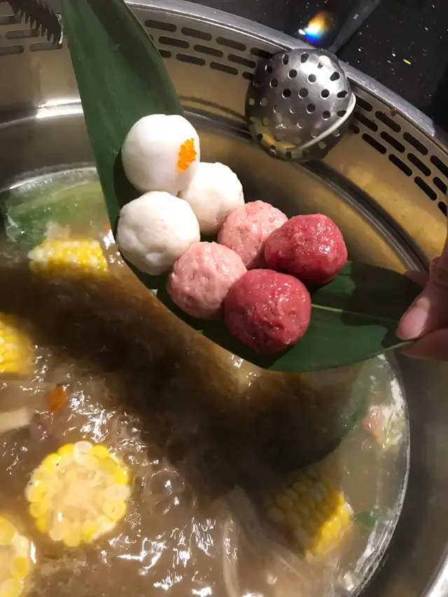 分別係蛋黃牛丸、松露豬肉丸、芥未蝦丸同香薯墨丸。各有唔同特色,好特別。