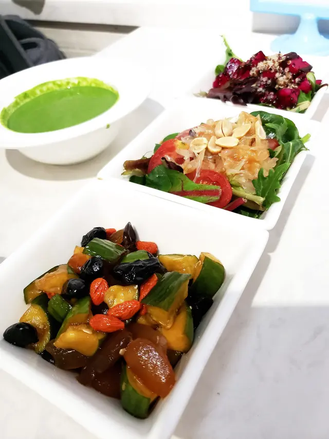 涼拌日本黑豆亞塔子黑木耳、紅火龍果藜麥沙律伴無花果黑醋+泰式香茅金柚鮮果沙律