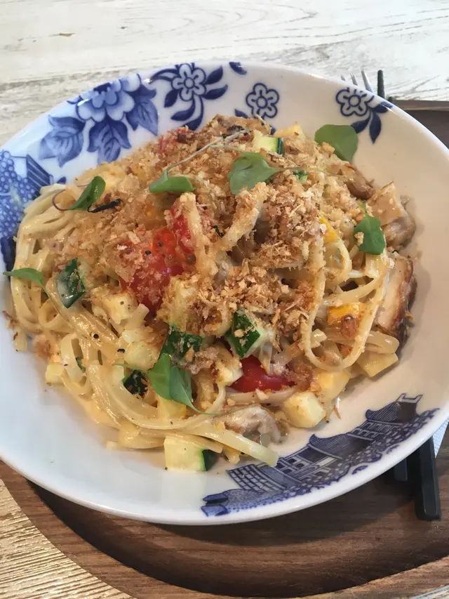 燒雞肉粒扁意粉配蒜香忌廉汁