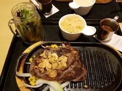 纽西兰肉眼牛扒200克加配沙律、意粉 