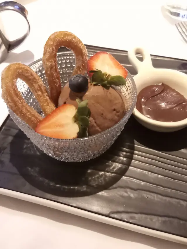 西班牙炸油條配黑朱古力醬及朱古力雪糕