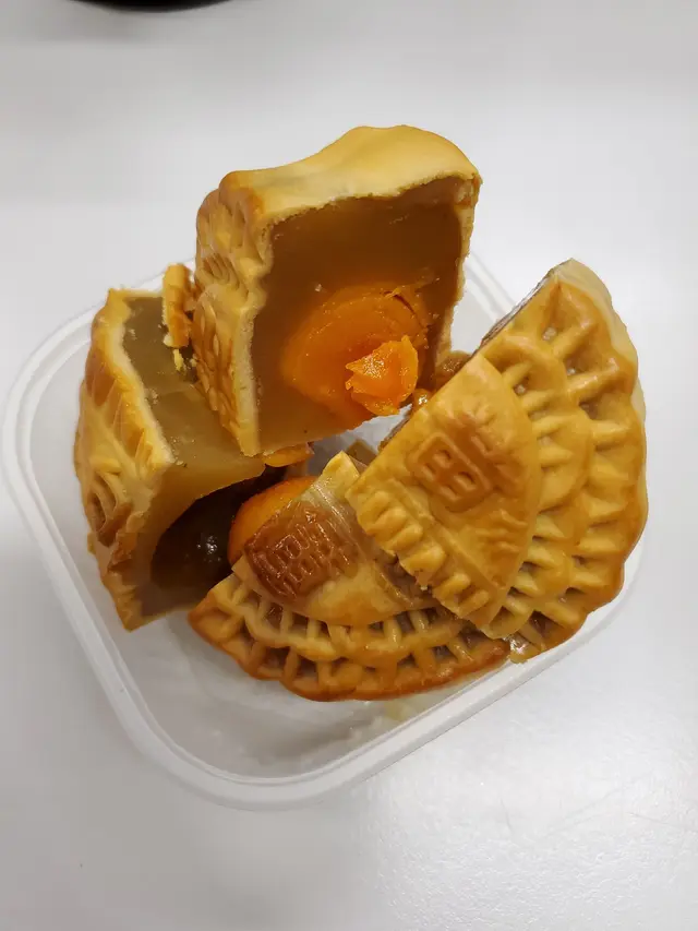双黄白莲蓉月饼