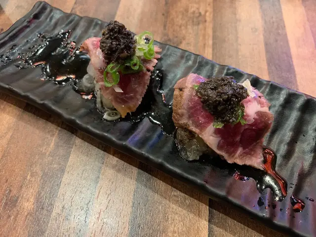 都算厚切，加上黑松露嘅點綴，
肉嫩味美～
和酸蘿蔔一起吃，好開胃！