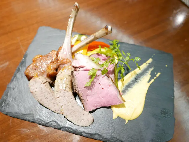 香煎羊架、燒美國西冷牛扒及烤德國腸拼盤