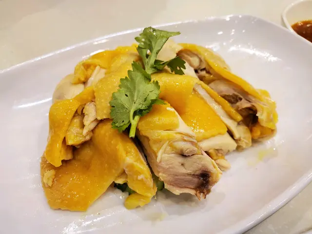 雞無雞味，未至於難食，但係是但屋企蒸隻雞都一定好食過佢
