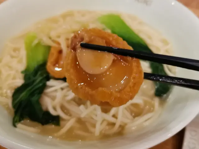 鮑魚花膠濃湯雞灌麵