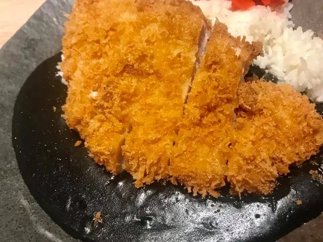 黑墨咖哩豬扒飯