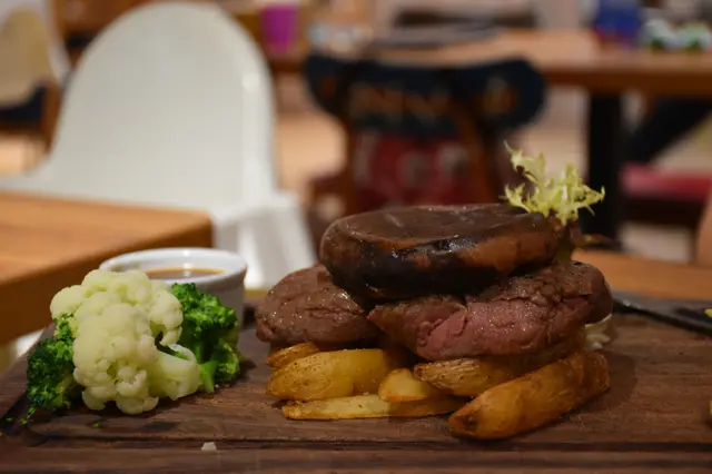 慢煮特級牛柳伴烤大蘑菇配燒肉